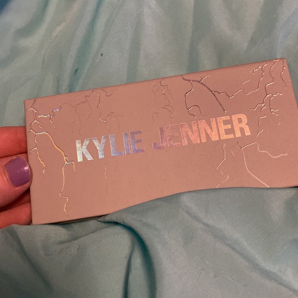 kylie cosmetics eyeshadow palette!